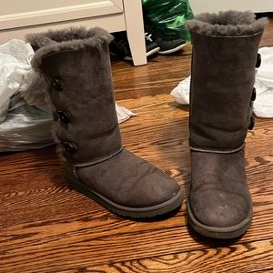 UGGS color grey size 5
